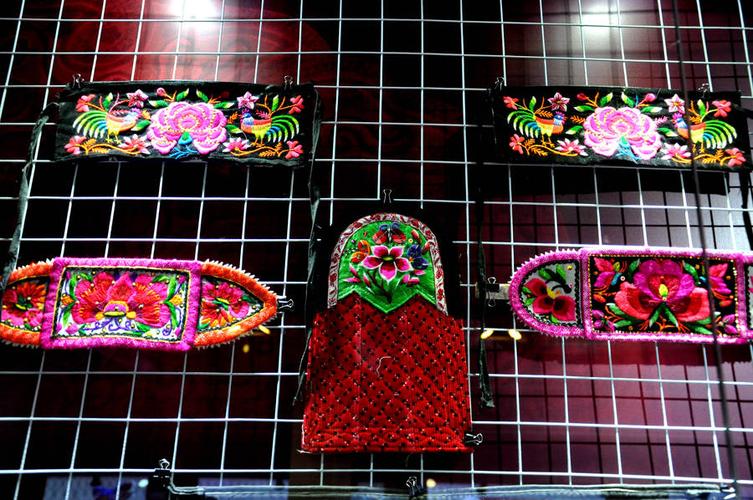 【白族服饰摄影图片】上海纺织博物馆纪实摄影_心中有桃园,处处是美景